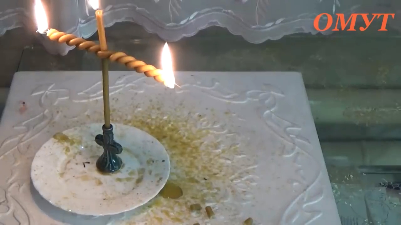 горящая свеча на блюдце