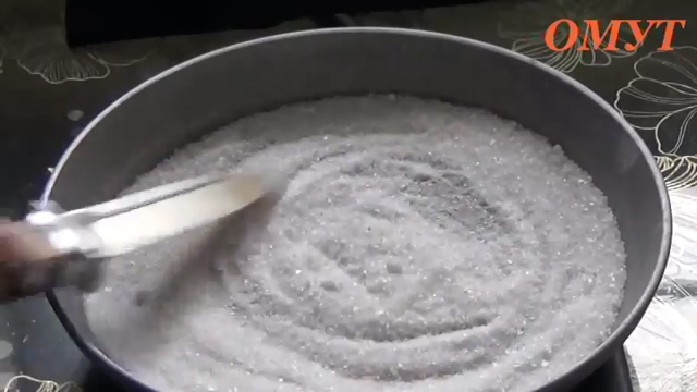 соль в сковороде